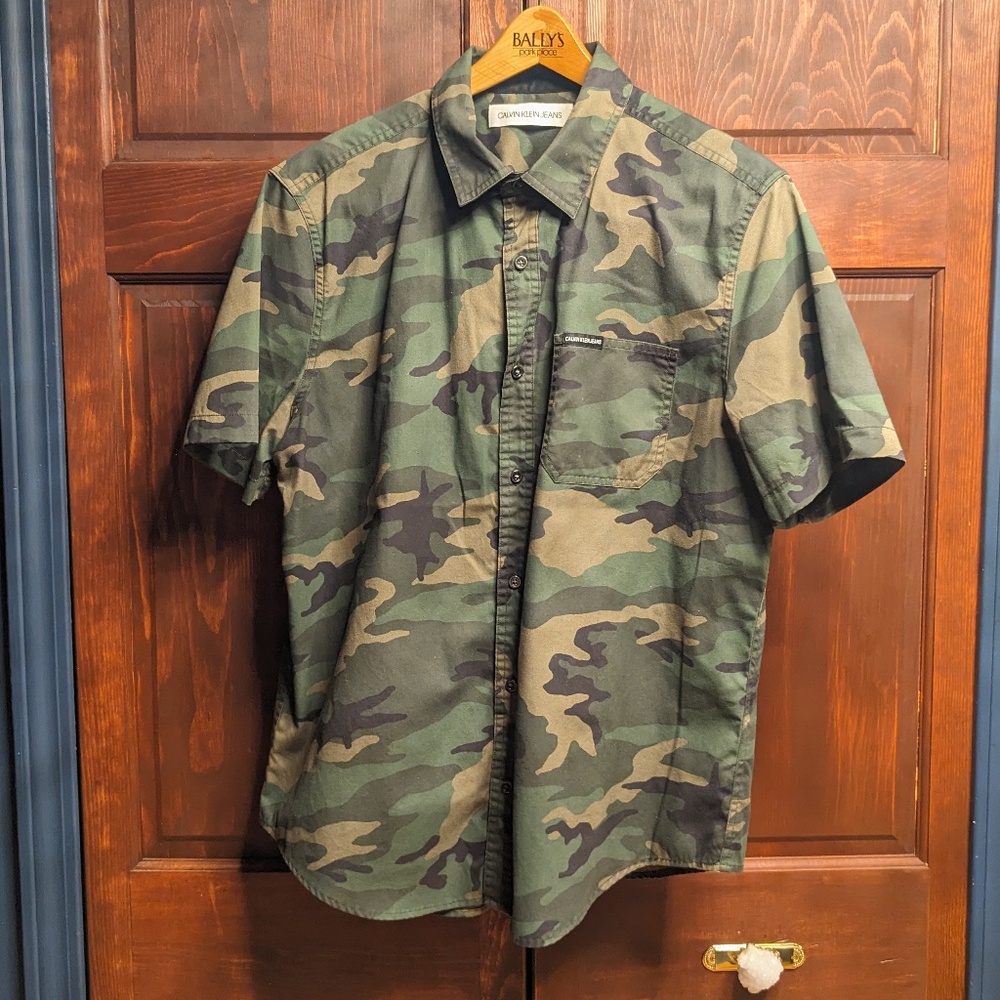 KALVIN KLEIN 100% COTTON BUTTON DOWN SHORT SLEEVE CAMMO SHIRT MEN'S LARGE